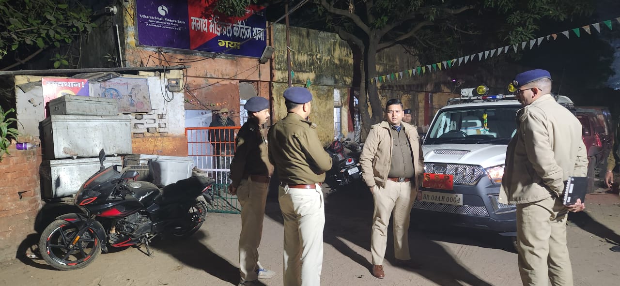 gaya ssp ashish bharti reached the police station for surprise inspection in the middle of the night.