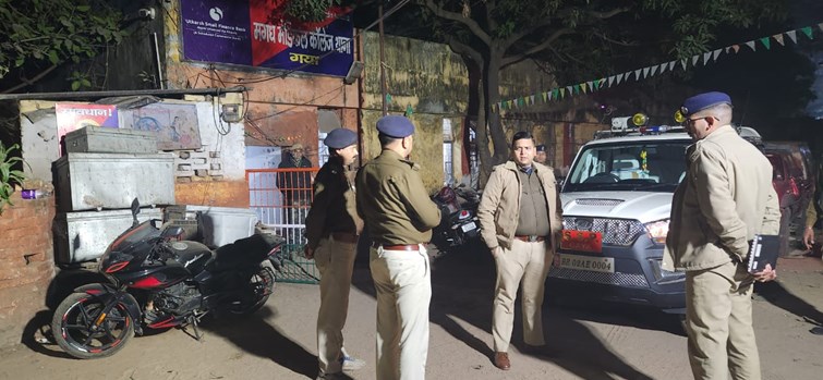 gaya ssp ashish bharti reached the police station for surprise inspection in the middle of the night.