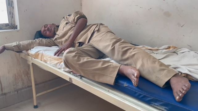 dabang thanedar vailshali me chaukidar ki pitai 