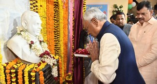 nitish inaugurated the statue of late lalit narayan mishra.