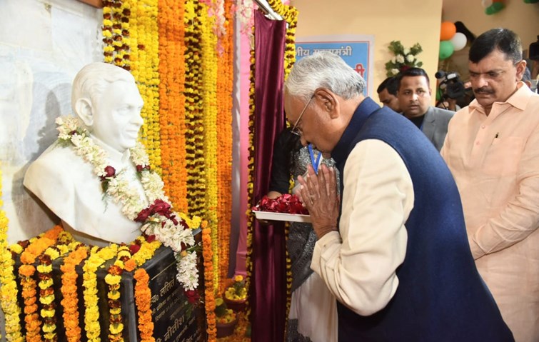 nitish inaugurated the statue of late lalit narayan mishra.