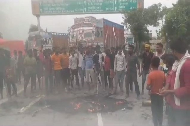 Protesters pelted stones at police in Motihari
