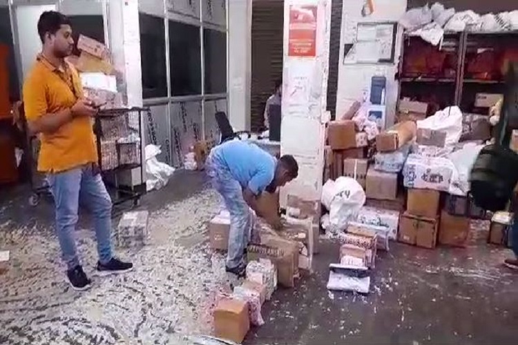  Rs 4 lakh looted at gunpoint in Patna City