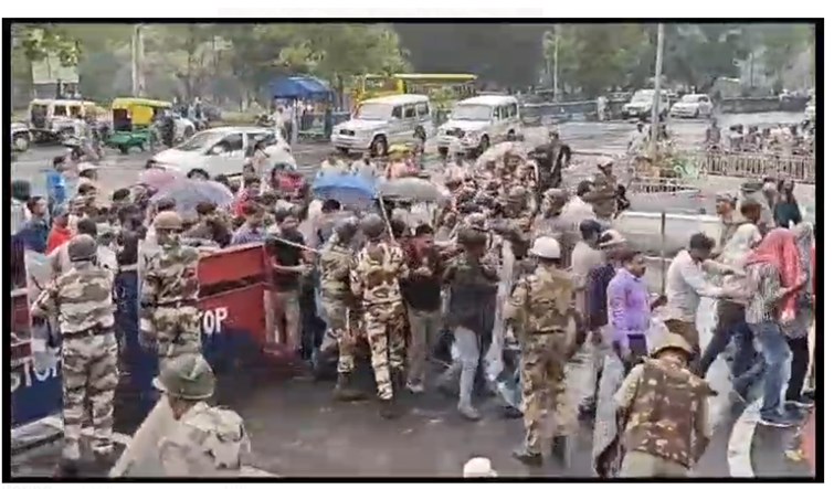 niyojan ki mang ko lekar visthapiton ka tuta sabra 