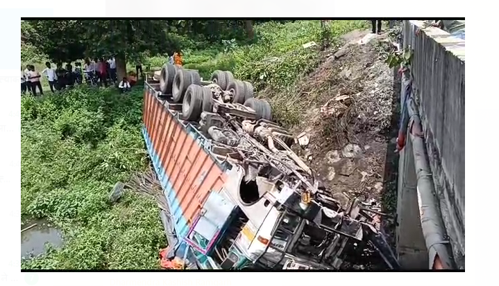 ramgarh mai aniyantrit truck pul se niche giri 