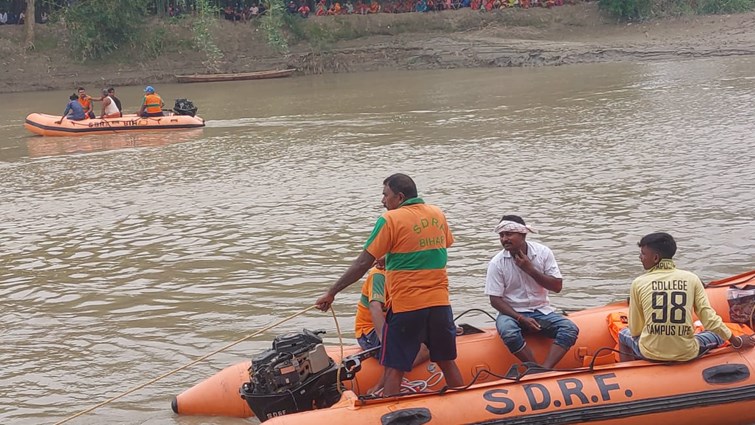 muzaffarpur bagmati nadi me doobi 5 bachchiyan, khoj me juta SDRF