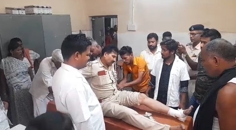 jahanabad me tej raftaar truck ki chapet me daroga, halat gambhir  