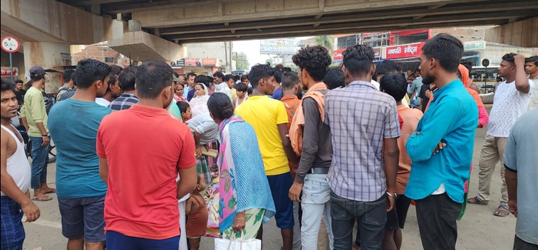 Rickshaw puller dies after being hit by prisoner vehicle, road jammed in protest