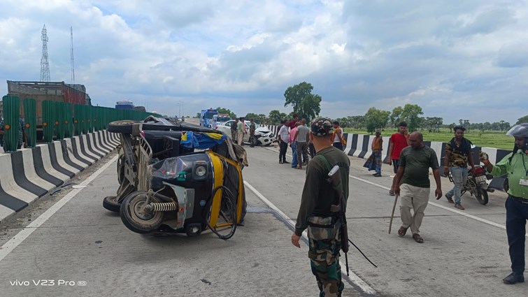 nawada me car aur auto me joordar takkar.