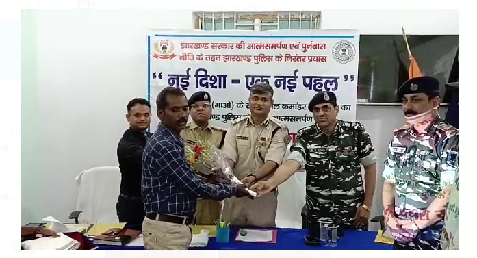 naxali khudi munda ne police ke samaxa dala hathiyaar 