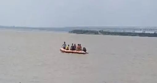 andhviswas ke chakkar me yovak ganga me duba.hue maut