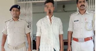 parosi ke ghar arms aur saharb rakhkar police ko inform karne wala saziskarta hua arrest.