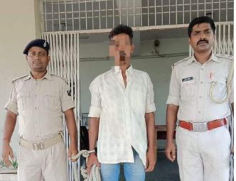 parosi ke ghar arms aur saharb rakhkar police ko inform karne wala saziskarta hua arrest.