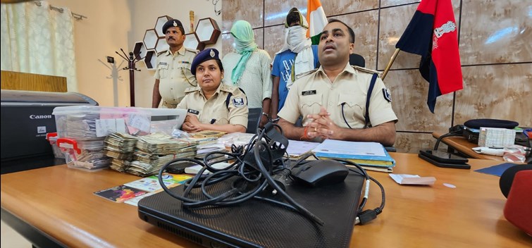 NAWADA POLICE KE HATTHE CHADHE DO CYBER CRIMINALS 