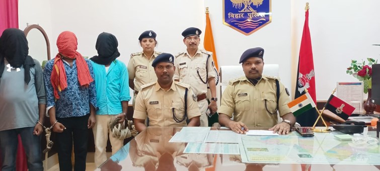 begusarai Three accused of tearing the clothes of a minor and making her walk naked surrendered before the police