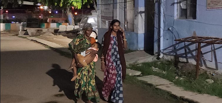guse se lal mahila ne 3 saal ki masum ka haath toor diya.