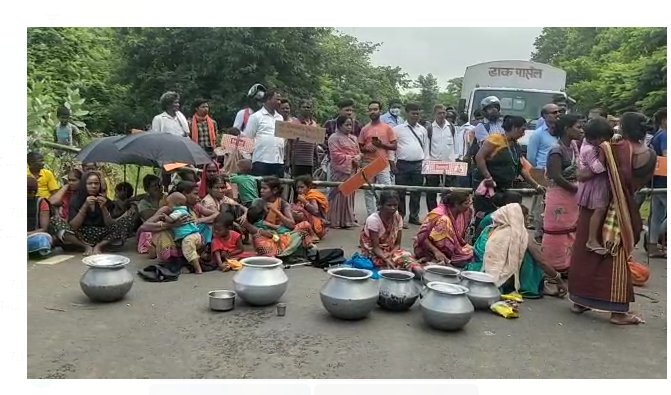 sahebganj mai payjal samsaya ko lekar sadak jaam 