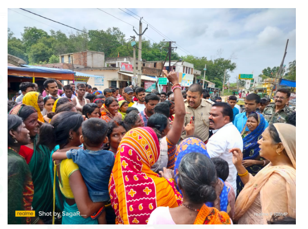 aniyantrit  auto ghar ke dewar mai maari takkar 