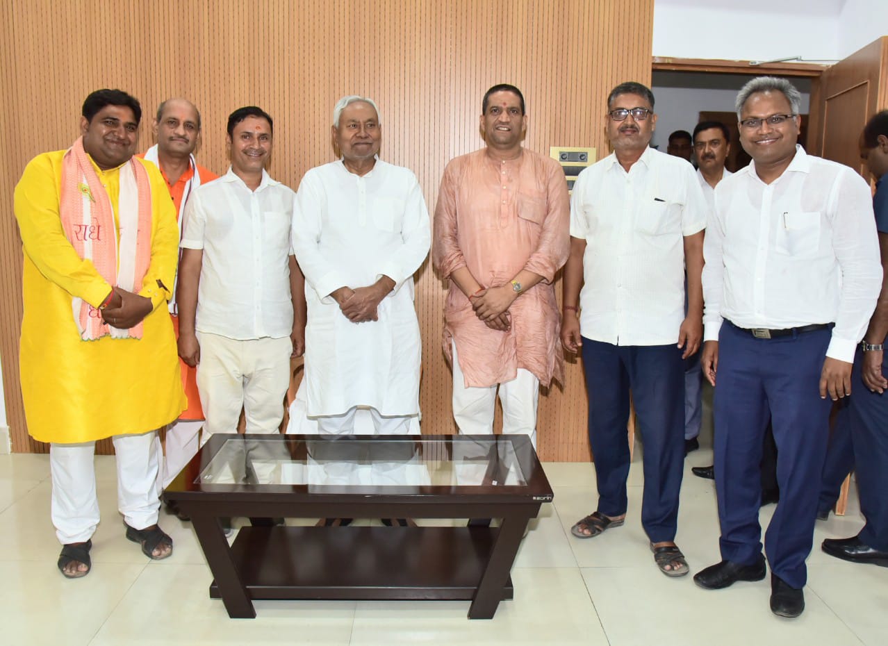 The delegation of Shri Rajgriha Tapovan Tirth Rakshaartha Panda Committee met the Chief Minister, during the flag hoisting and pilgrimage of the Purus