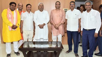 The delegation of Shri Rajgriha Tapovan Tirth Rakshaartha Panda Committee met the Chief Minister, during the flag hoisting and pilgrimage of the Purus