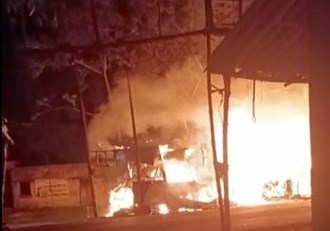 More than 50 shops burnt to ashes in Sitamarhi.
