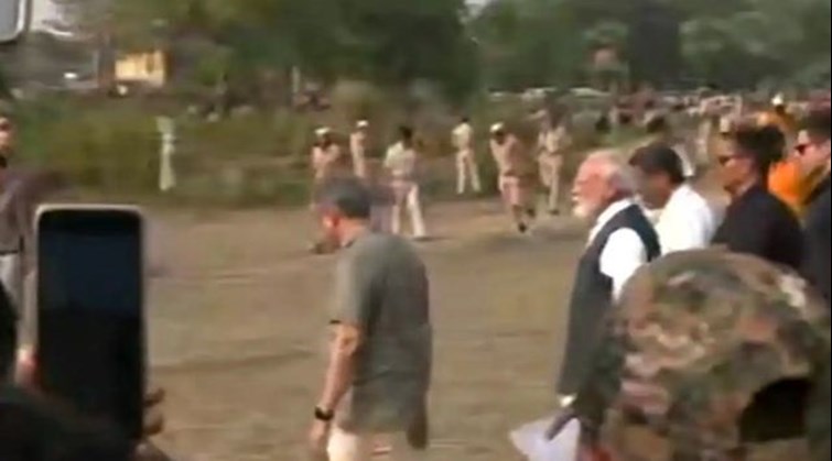 TRAIN DURGHATNASTHAL PAR PAHUCHE PM MODI 