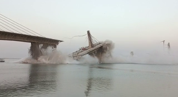 BREAKING Under-construction bridge merged again into Ganga river..LIVE VIDEO went VIRAL