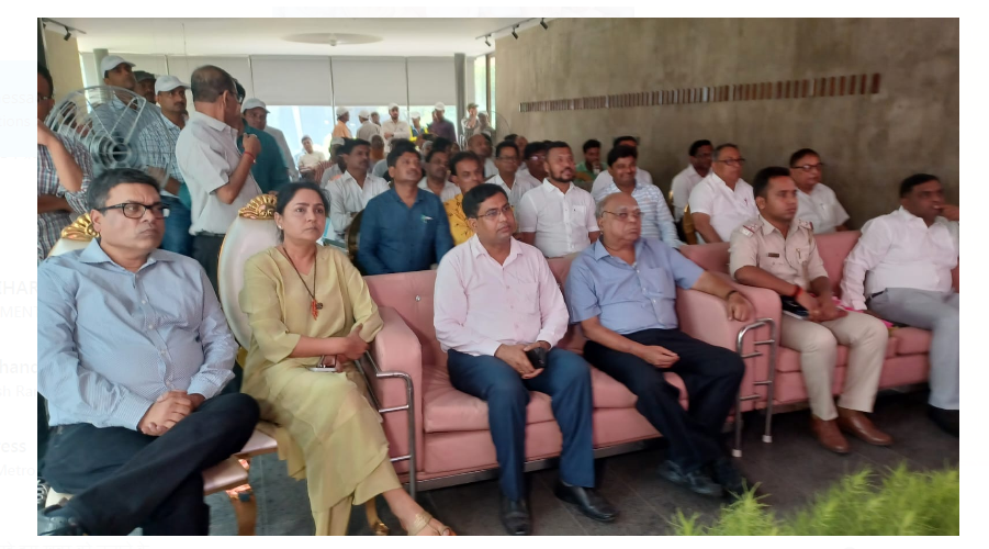 vrikchharopan karyakram chalaye jane per jor 