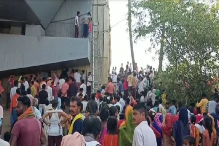  11-year-old boy trapped between the pillars of the bridge