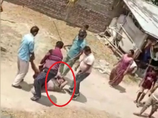 khagaria me sharabi ko jameen par ghaseette le gyi police 