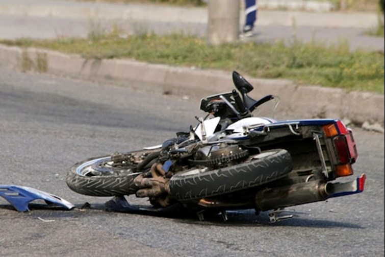 Three minors riding a bike died after being hit by a Scorpio