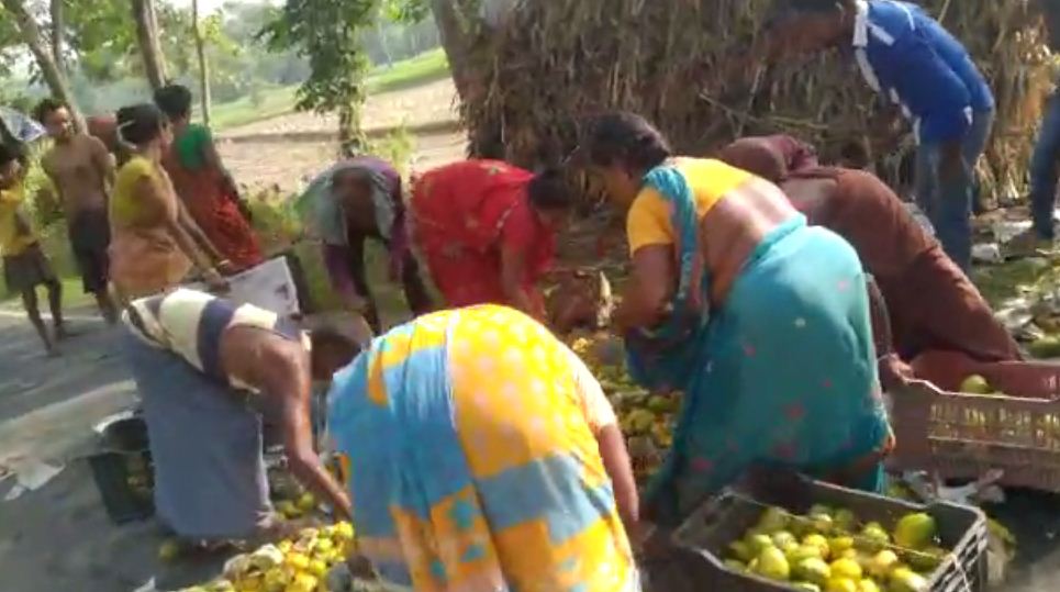 katihar me sdk par bikhri aam aur sharab, lootne ki lagi hod 