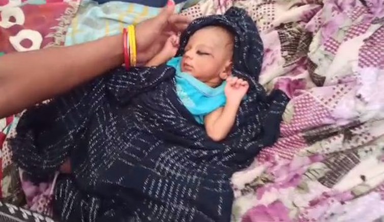muzaffarpur me jhadiyon me mila navjaat 