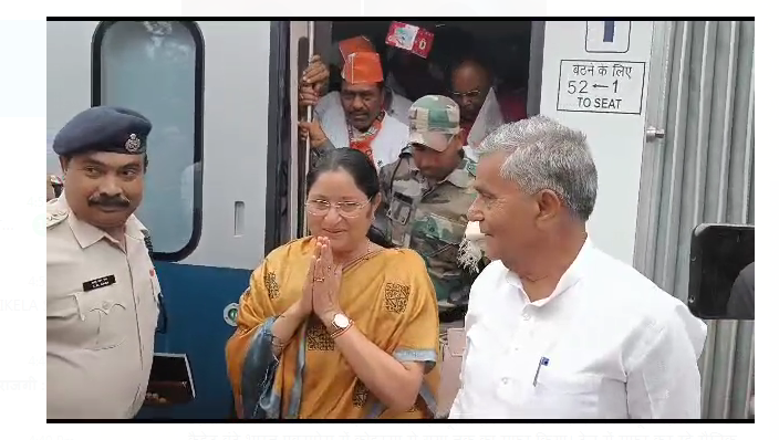 vande bharat train koderma pahuchne per swagat