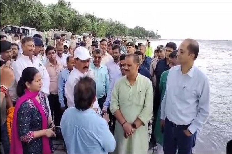 Water Resources Minister Sanjay Jha reached Bagaha and inspected anti-erosion works