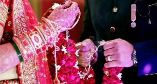 Wonderful wedding, Varmala was given to the policeman groom and married with lover