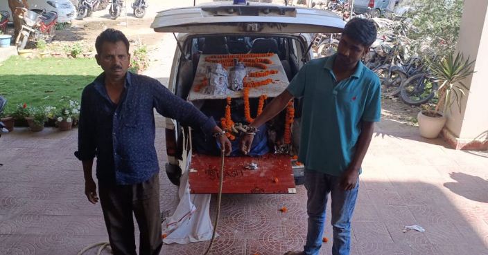 shav dhone wali ambulance dho rhi sharab 