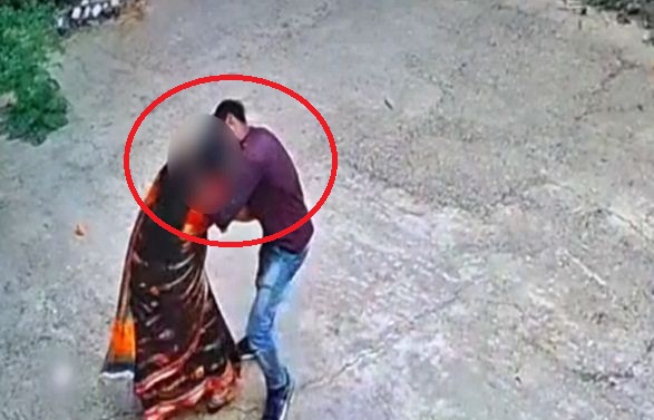 jamui me mahila karmchari se ashlel harkat 