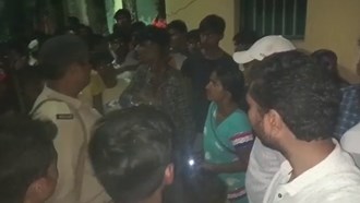 In Begusarai, the mob thrashed a young man accused of stealing mobile