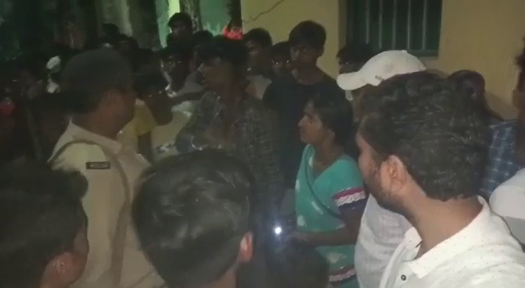 In Begusarai, the mob thrashed a young man accused of stealing mobile
