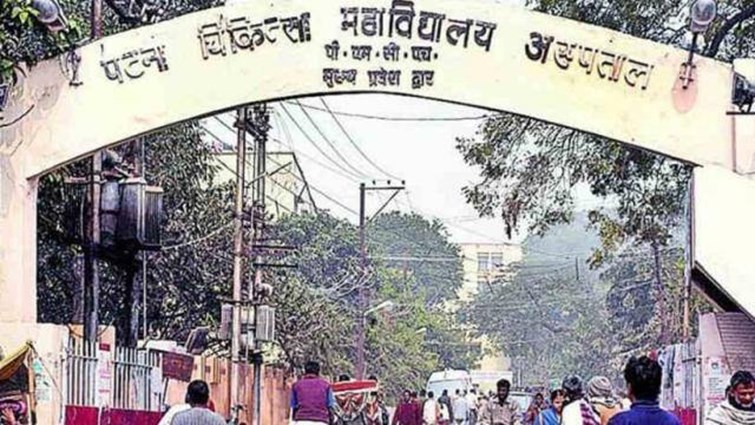 pmch me jawan ne logon par tana rifle 