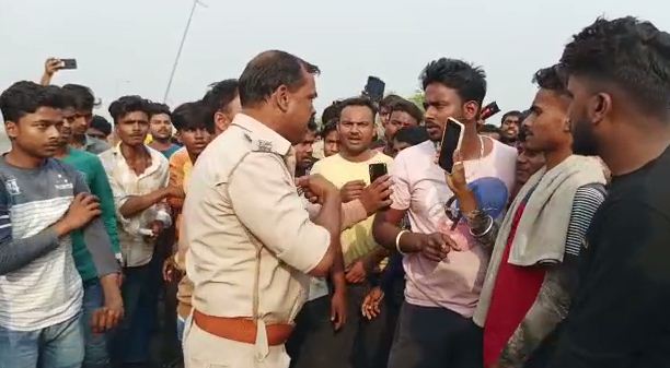 siwan se bheeshan sadak hadsa 