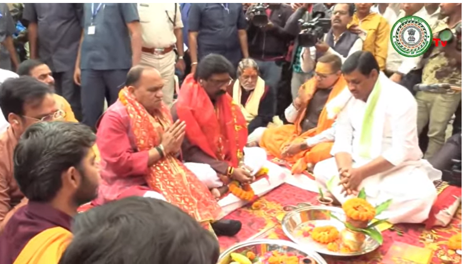 mandir punernirmaan ko lekar logon mai kaafi utsaah