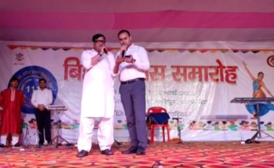 khagadia dm adm ke geeton par jhoome log 