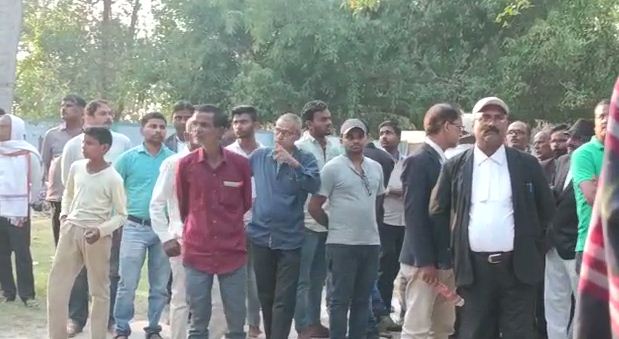 saharsa court nme apradhiyon ne kaidi ko mari goli 