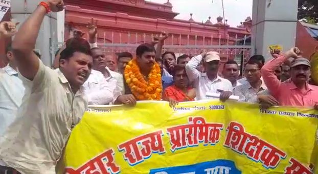 new shiskhak niymawali ke virodh me sadak par utre mlc jeewan kumar, sarkar par lagaya vadakhilafi ka aarop 