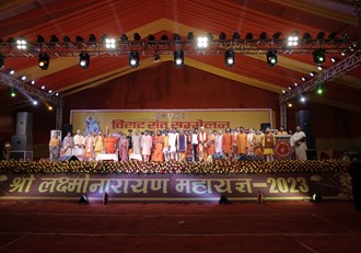 Jagatguru Rambhadracharya and the Governor reached the program