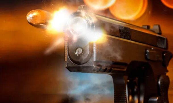 siwan me apradhiyon ne jwellery shop loot ke dauraan mahila ko mari goli 