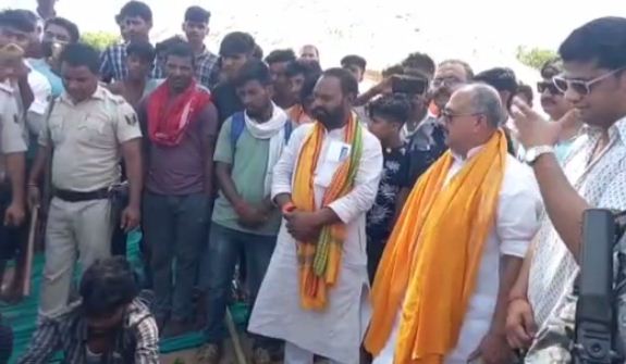 bjp sansad sushil singh ko badmashon ne dikhaya pistal 