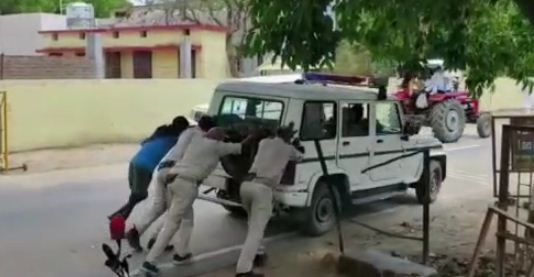 khatara police gipsy ko dhakka maar kar behai hui bihar police 